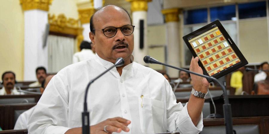 క్రేజీ యుద్ధం : బాబు , జగన్ ల పేరు చెప్పి పెద్ద వార్ మొదలెట్టిన యనమల – తమ్మినేని