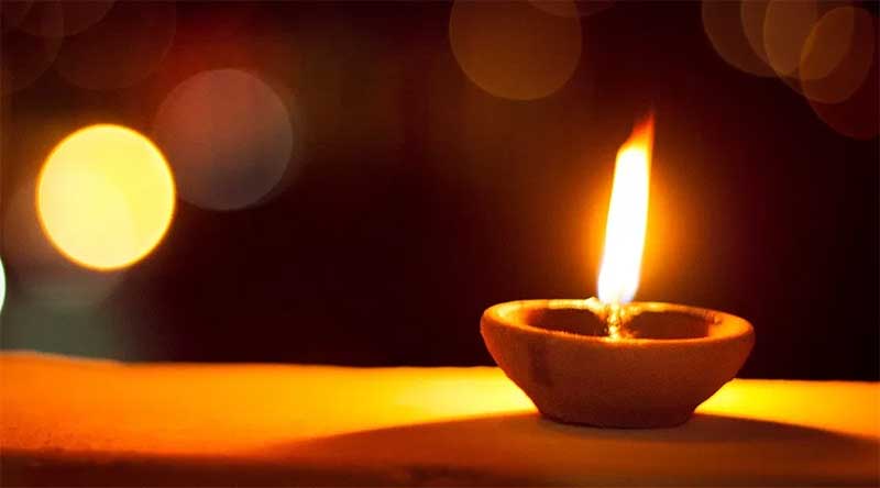 తమలపాకులపై దీపం పెడితే ముగురమ్మల అనుగ్రహం !