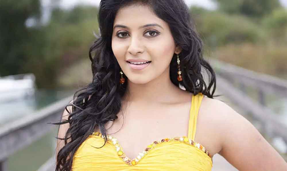 ప్రేమలో తేలిపోతోన్న అంజలి!!