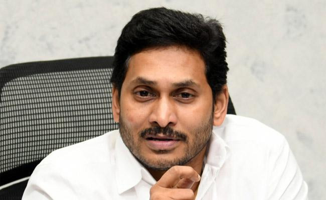 సంచలన నిర్ణయాలు తీసుకున్న సీఎం జగన్.. లంచం తీసుకుంటూ రెడ్ హ్యాండెడ్ గా దొరికితే ఇక అంతే