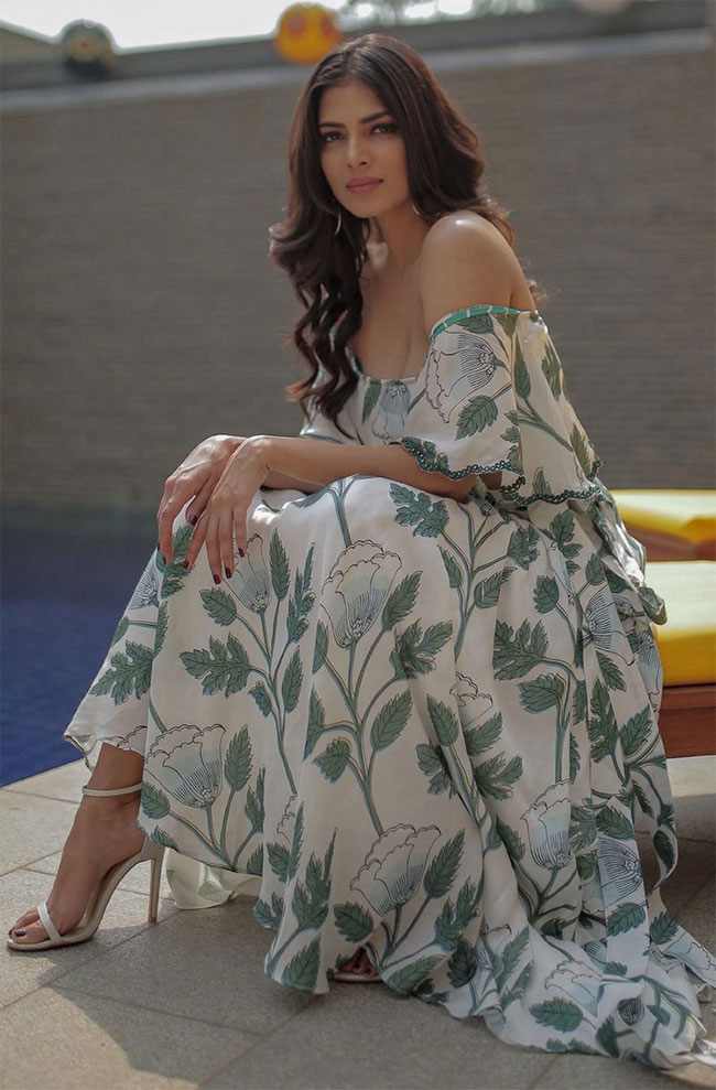 Malayalam heroine Malavika Mohanan stunning pose