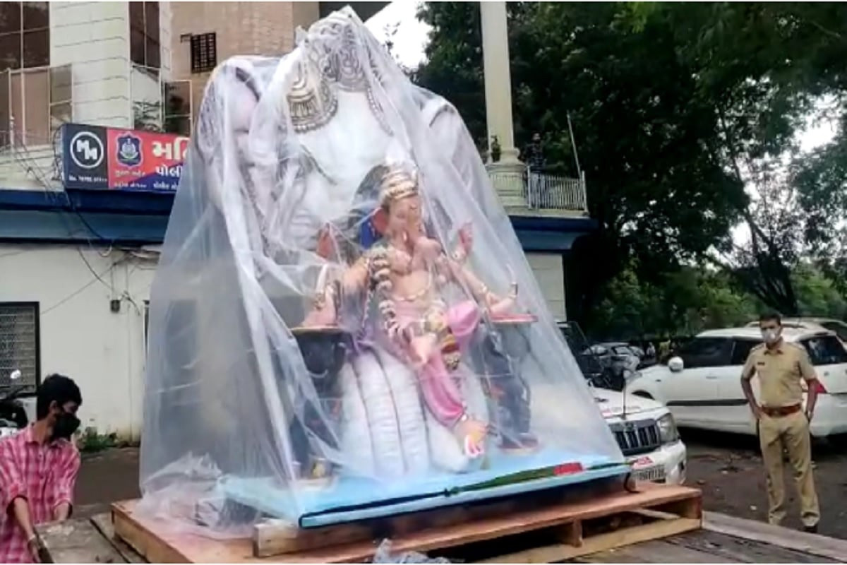 రూల్స్ బ్రేక్ చేశారు… వినాయకుడిని పోలీస్ స్టేషన్ కు తరలించారు..!