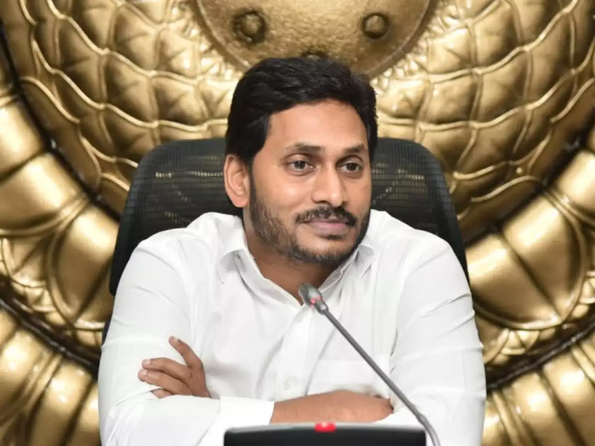 ఢిల్లీ నుంచి జగన్ కి షాక్ ఇవ్వడానికి సిద్ధం అవుతున్న IAS IPS లు..?
