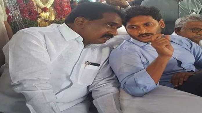 జగన్ పేరు చెప్పుకుని అందరూ దూసుకుపోతున్నారు….ఈయన ఒక్కడే వెనకబడిపోయాడు !