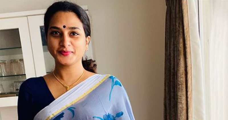 మల్లెతీగలా మారింది..చీరకట్టులో అదరగొట్టిన సురేఖా వాణి!!