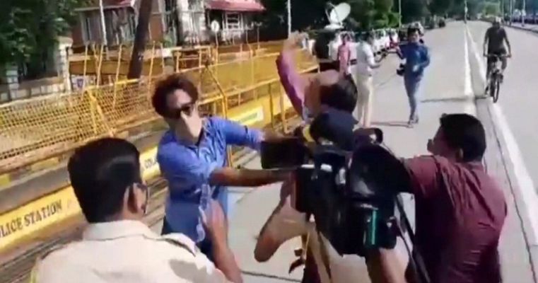 రిపబ్లిక్ టీవీ జర్నలిస్టు చేసిన పనికి చితకకొట్టిన ఇతర టీవీ జర్నలిస్టులు