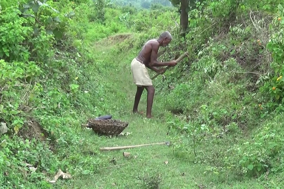 కృషీవలుడు: గ్రామానికి సాగునీరు రావాలని.. 30 ఏళ్ల పాటు కష్టపడి 3 కిమీ కాలువ తవ్వాడు