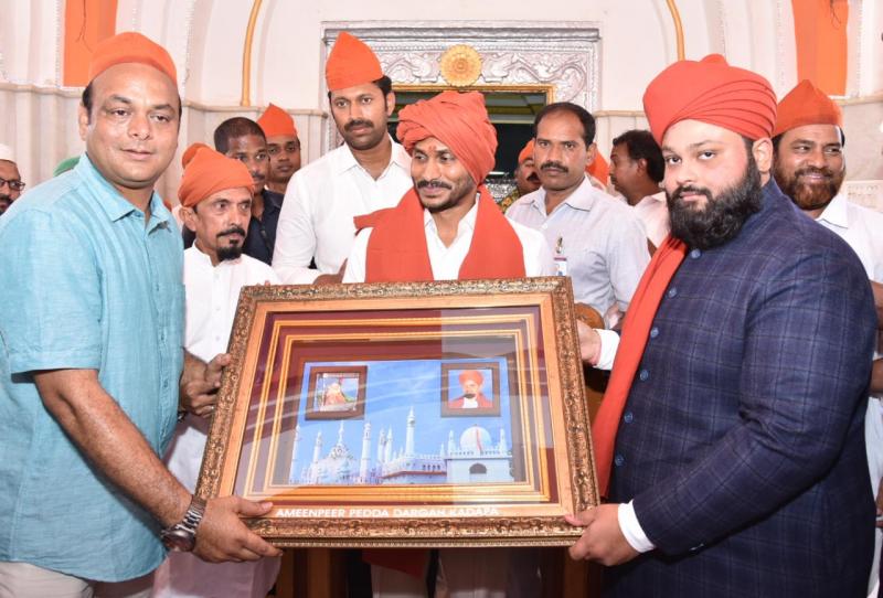 YS Jagan Offers chadar at Kadapa Ameen Peer Dargah