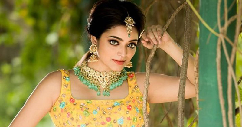 Janani Iyer Latest Photos