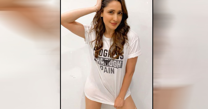 నిద్రపోయేటప్పుడు ఈ హీరోయిన్ అది వేసుకోదా?.. పిక్స్ వైరల్