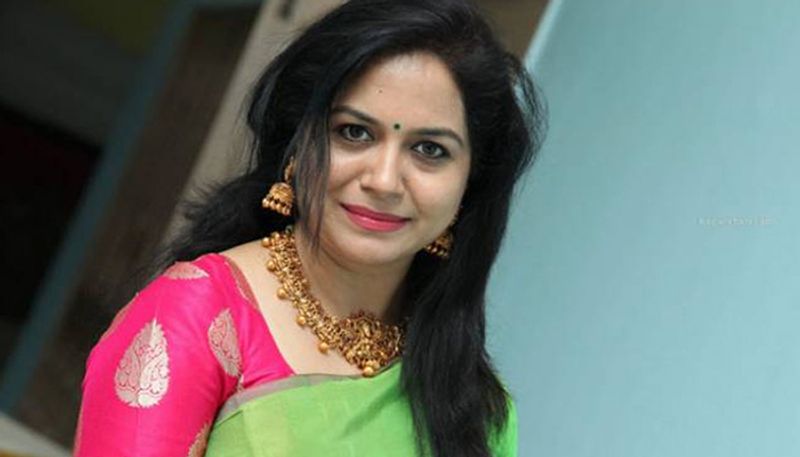 నా పర్సనల్స్ మీకెందుకూ.. సింగర్ సునీత ఫైర్!