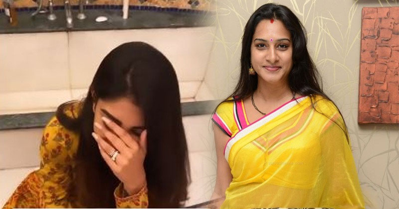బాత్రూంలో ఆ పని.. కూతుర్ని కెమెరాలో బంధించిన సురేఖా వాణి!!