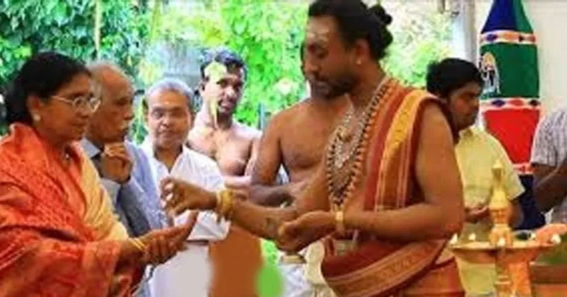 తీర్ధాన్ని ఎలా తీసుకోవాలి ?