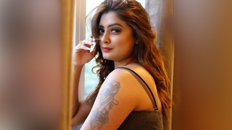 Doll Kapoor Joshful Looks