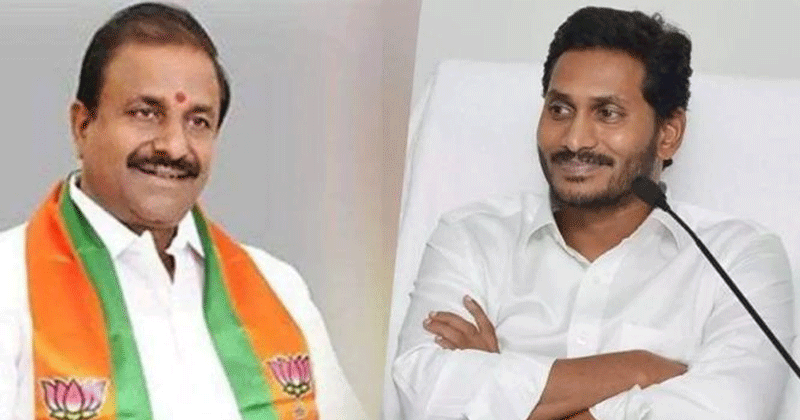 జగన్‌ను దెబ్బకొట్టాలనే సోము వీర్రాజు ప్లాన్ రివర్స్ లో జగన్‌కు హెల్ప్ అవుతోంది 