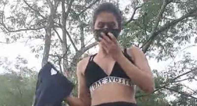 లైవ్‌లోనే విప్పి చూపించింది.. హీరోయిన్‌పై దాడి.. వీడియో వైరల్