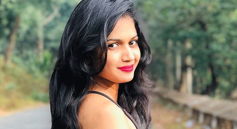 తినిపించాలంటూ మారాం.. అతి చేయడమే ఆరియానా గేమ్!!