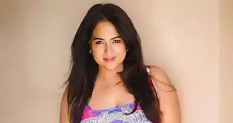 ఆ విషయంలో బలవంతం చేశాడు..  డైరెక్టర్‌పై సమీరా రెడ్డి కామెంట్స్