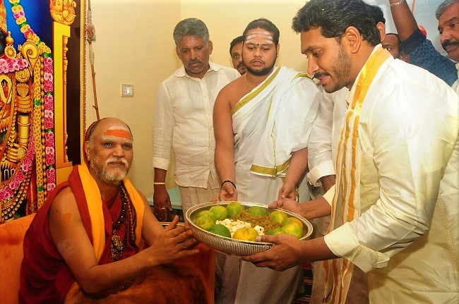 తిరుపతి డిక్లరేషన్ వివాదంపై తన స్టైల్ లో ఫుల్ స్టాప్ పెట్టనున్న జగన్