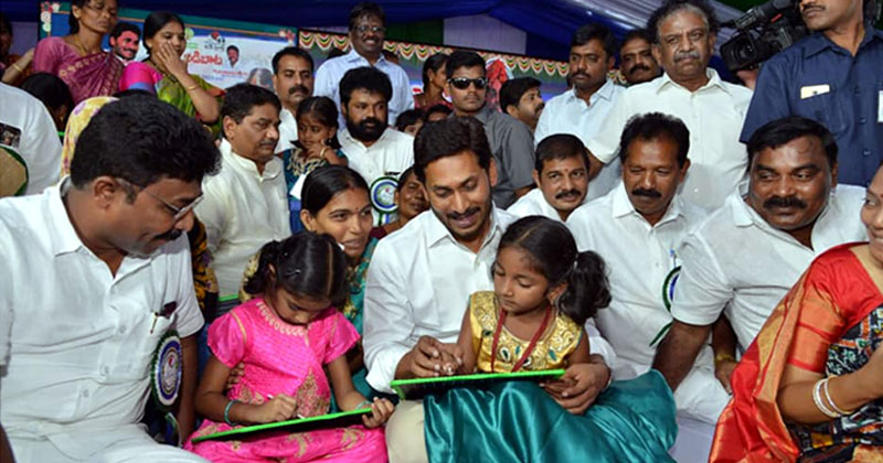 జగన్ కీ వారికీ మధ్య గొడవ పెట్టి విడదీయడానికి చూస్తోంది ఎవరు ?