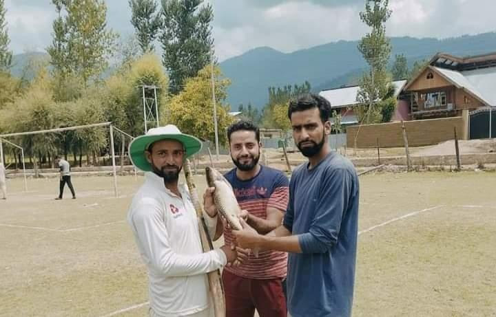 ఇదెక్కడి విచిత్రం బాబోయ్.. మ్యాన్ ఆఫ్ ది మ్యాచ్ అవార్డుగా చేపను ఇచ్చారు..