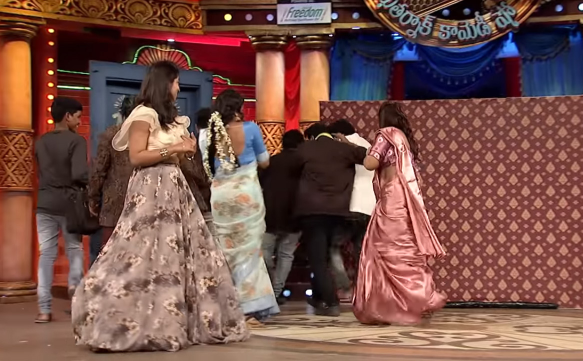 జబర్దస్త్ స్టేజీ మీదనే హైపర్ ఆదిని చితకబాదిన దొరబాబు భార్య..!