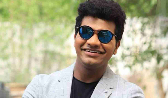 hyper aadi punch on bigg boss contestant mukku avinash