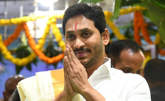 Chilukuru temple priest praises ys jagan