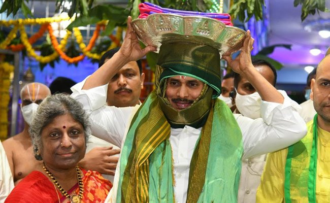 Chilukuru temple priest praises ys jagan