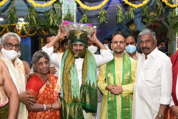 తిరుమల డిక్లరేషన్ వివాదం: డిక్లరేషన్ ఇవ్వాలని జగన్ ను ఎవ్వరూ అడగలేదా? మరి ఇంత రచ్చ ఎవరు చేశారు?