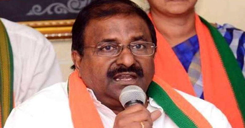 మోదీ పేరు మీద బిస్కెట్లు తయారు చేసి గోదావరి జిల్లాల్లో పంచుతున్న సోము వీర్రాజు 