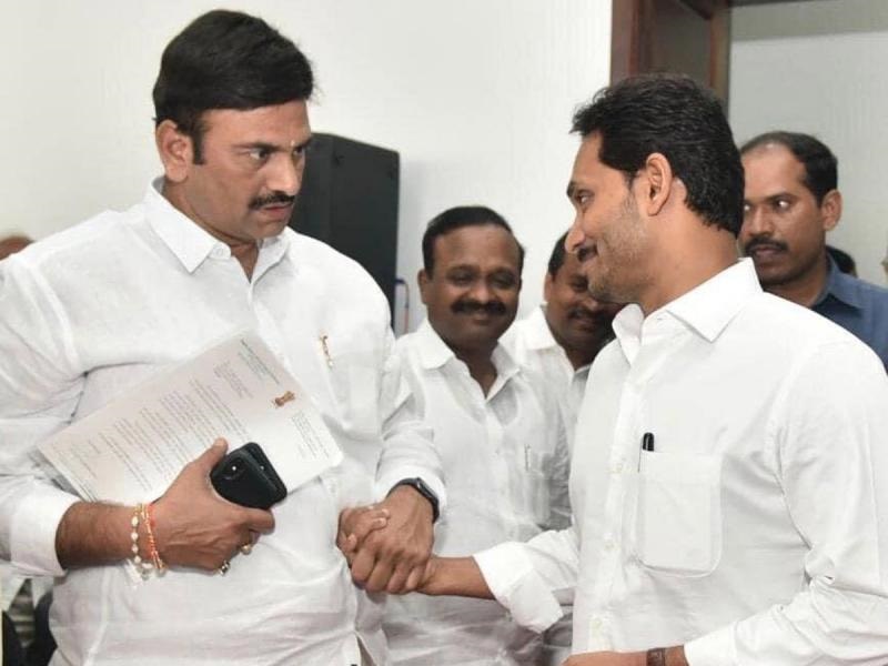 తనపై దాడికి వైస్సార్సీపీ కుట్రలు చేస్తోందంటూ బాంబు పేల్చిన ఎంపీ రఘురామరాజు