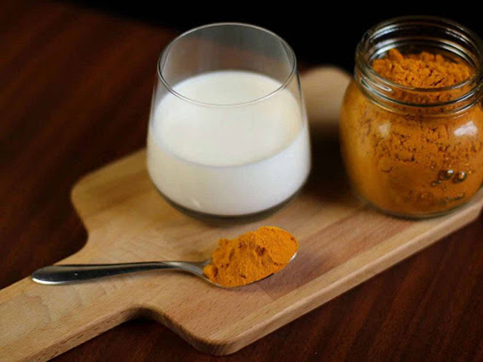 పాలల్లో పసుపు వేసుకొని తాగుతున్నారా? అయితే ముందు ఇది చదవండి