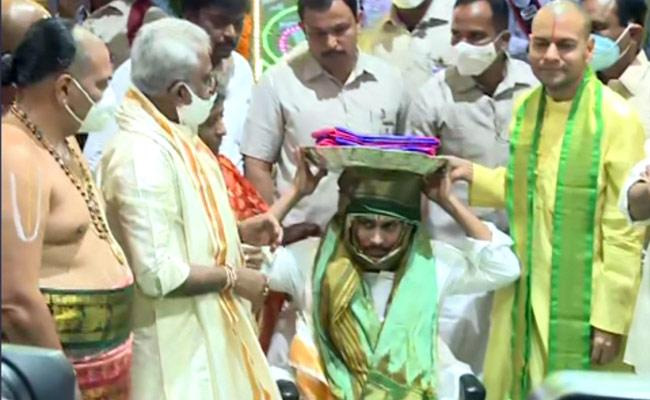 తిరుమల శ్రీవారికి పట్టువస్త్రాలు సమర్పించిన సీఎం జగన్