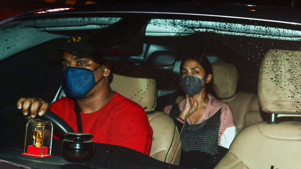 సుశాంత్ సింగ్ కేసు: రియా ఇల్లు మొత్తం వెతుకుతున్నారు – ఒకే ఒక్క ఆధారం కోసం – కాసేపట్లో అరస్ట్ ?