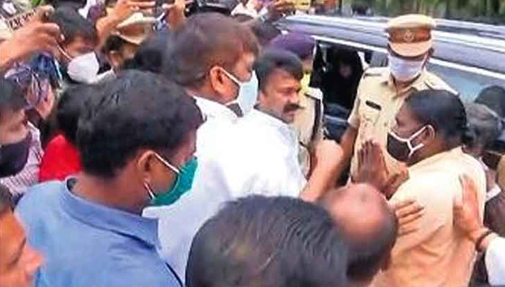 డబుల్ బెడ్ రూం ఇళ్లు ఇవ్వమంటే పైసలు అడుగుతున్నారు.. మంత్రి తలసానిని నిలదీసిన జనం