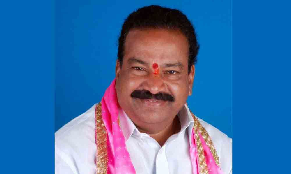 farmers thrown stones on trs mla house