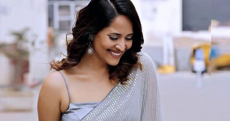 కారులోనే అలా కానిచ్చేస్తోంది… అనసూయ మామూల్ది కాదు!!