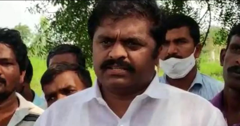 Dubbaka TRS rebel CherukuSrinivas Reddy in contact with Congress leaders  