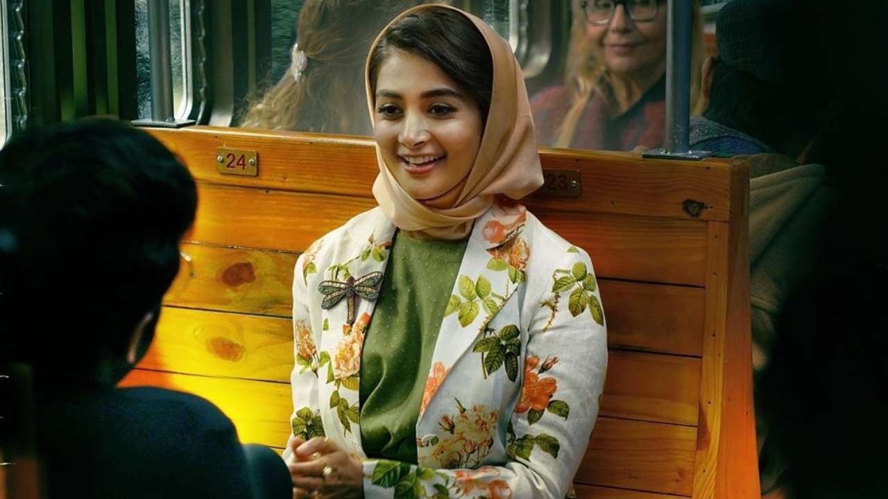 ” రాధే శ్యామ్ ” నుంచి పూజా హెగ్డే ఫస్ట్ లుక్ రిలీజ్ చేసి సర్‌ప్రైజ్ ఇచ్చిన టీమ్…!