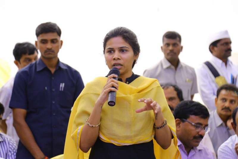 ఆంధ్రప్రదేశ్ లో బ్రిటిష్ పరిపాలన ఉందని ,ఇన్సైడ్ ట్రేడింగ్  నిరూపించాలి అని  ప్రభుత్వం మీద నిప్పులు చెరిగిన:అఖిల ప్రియ