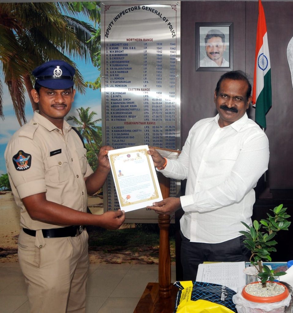 police constable repairs the road by himself and getting appreciation from people