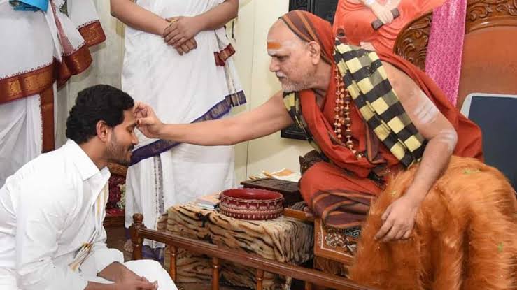 జగన్ వ్యవహార శైలి వల్ల ఇబ్బందుల్లో పడ్డ స్వామి స్వరూపానందేంద్ర