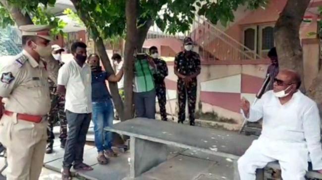 jc threatens tadipathri police 