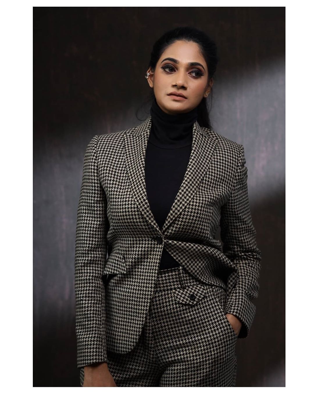 Losliya Red Saree New photos Losliya Red Saree New photos