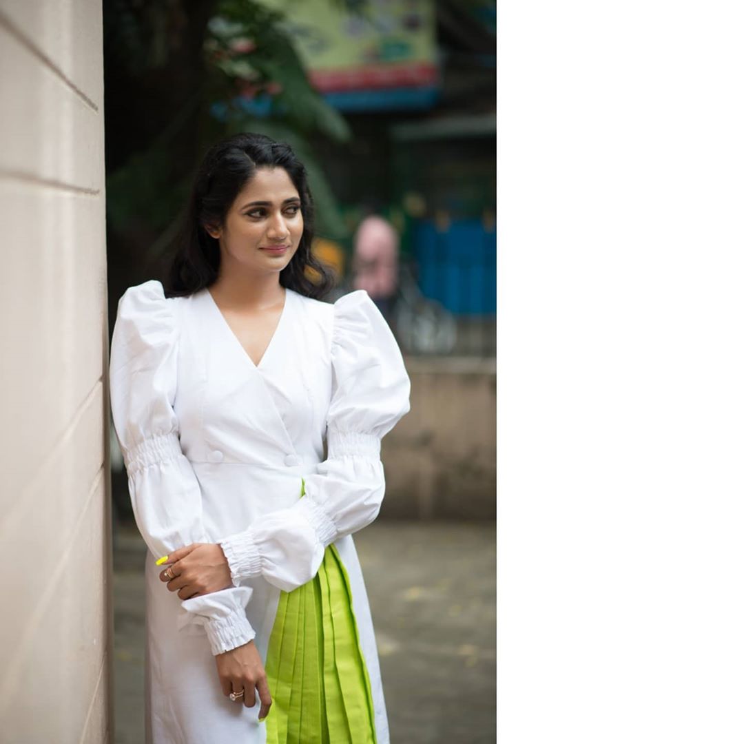 Losliya Red Saree New photos Losliya Red Saree New photos