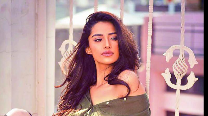 మరీ లేత హీరోయిన్స్ తో రొమాన్స్ చేయనున్న సీనియర్ హీరో !