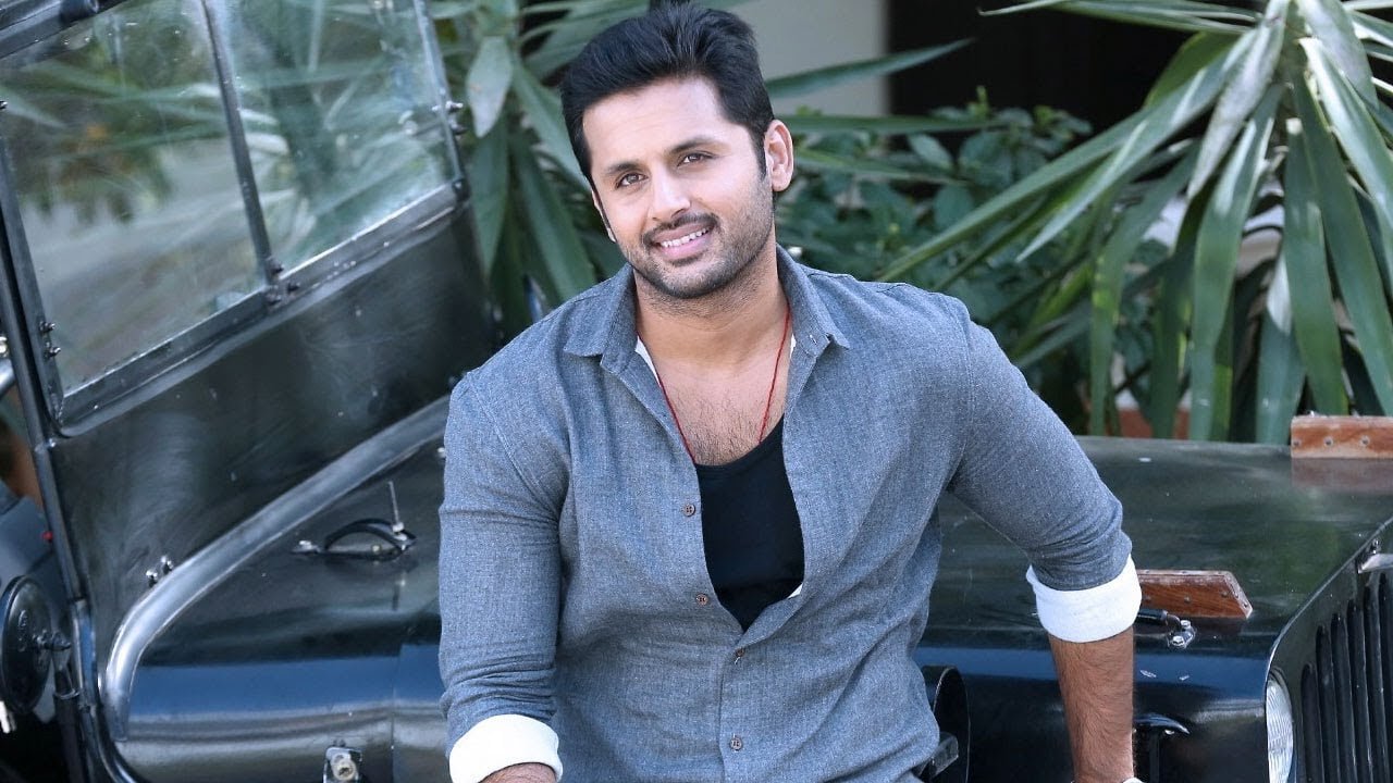 పవన్ కళ్యాణ్ వీరాభిమాని ప్రభాస్ ని ఫాలో అవడమేంటీ..?