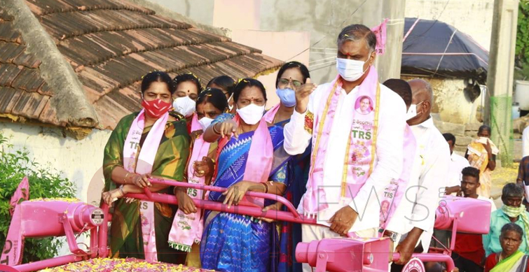 దుబ్బాక ఉప ఎన్నికల ప్రచారంలో న్యాయం కోసం మంత్రి హరీశ్ రావును నిలదీసిన  అప్పన్ పల్లి గ్రామ ప్రజలు