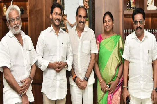 టీడీపీ లో మరో వికెట్ పడింది… జగన్ కి మద్దతిస్తూ  పోతుల సునీత తన ఎమ్మెల్సీ పదవికి రాజీనామా!